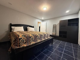 Un dormitorio con cama, armario y puerta.