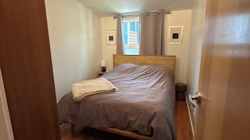 2 bedrooms, desk, WiFi (free), bed sheets