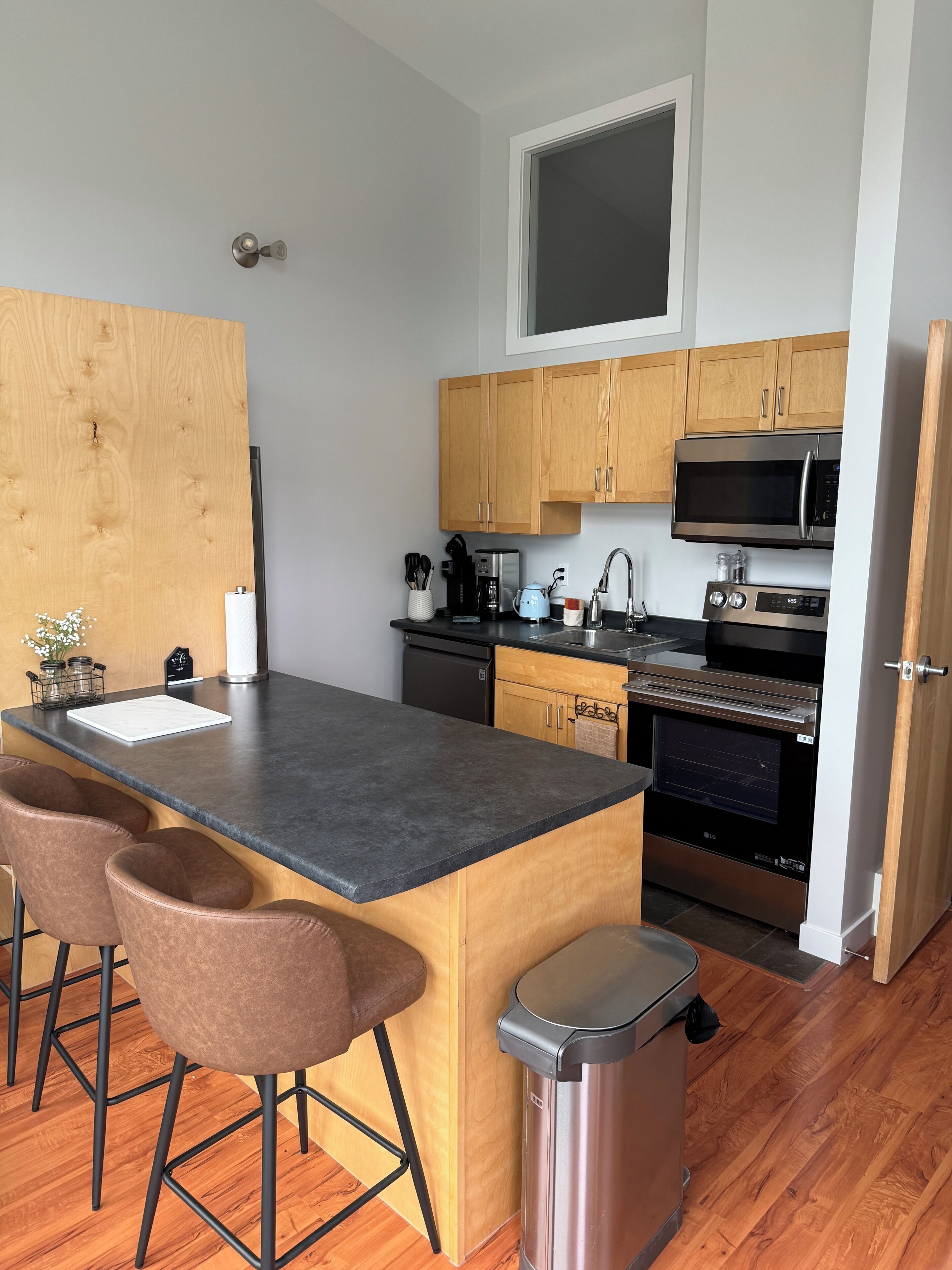 Coffee/tea maker, fridge, microwave, oven