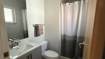 Dusche, Haartrockner, Handtücher, Seife
