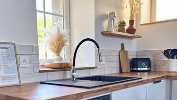Cafetera y tetera, refrigerador, microondas y horno