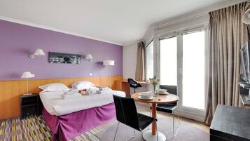 Iron/ironing board, bed sheets