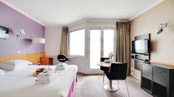 Iron/ironing board, bed sheets