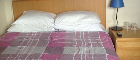 2 habitaciones, tabla de planchar con plancha, internet y ropa de cama