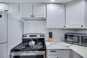 Coffee/tea maker, fridge, microwave, oven - Cozy 3BR w/Jacuzzi, Fireplace, Games near Kalahari (Pocono Summit)