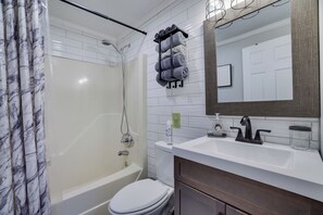 Secadora de cabello, toallas, jabón, papel de baño 