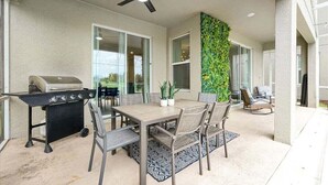 Outdoor dining - Elegant Villa in ChampionsGate | Near Disney (Davenport)