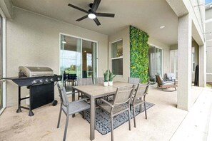Outdoor dining - Elegant Villa in ChampionsGate | Near Disney (Davenport)