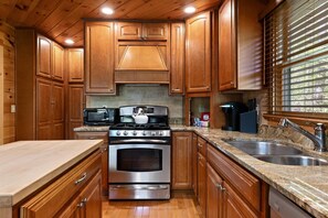 Coffee/tea maker, fridge, microwave, oven - McLemore Resort - 835 Rushing Water Trail (Rising Fawn)