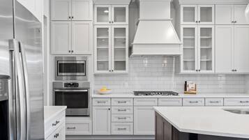 Coffee/tea maker, fridge, microwave, oven