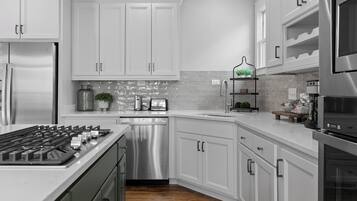 Coffee/tea maker, fridge, microwave, stovetop