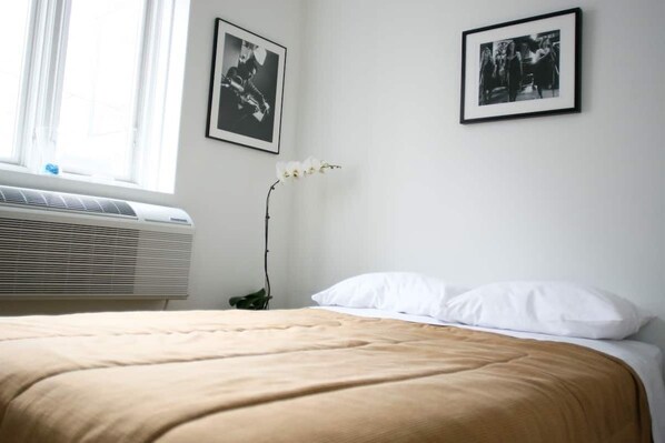 2 bedrooms, iron/ironing board, internet, bed sheets