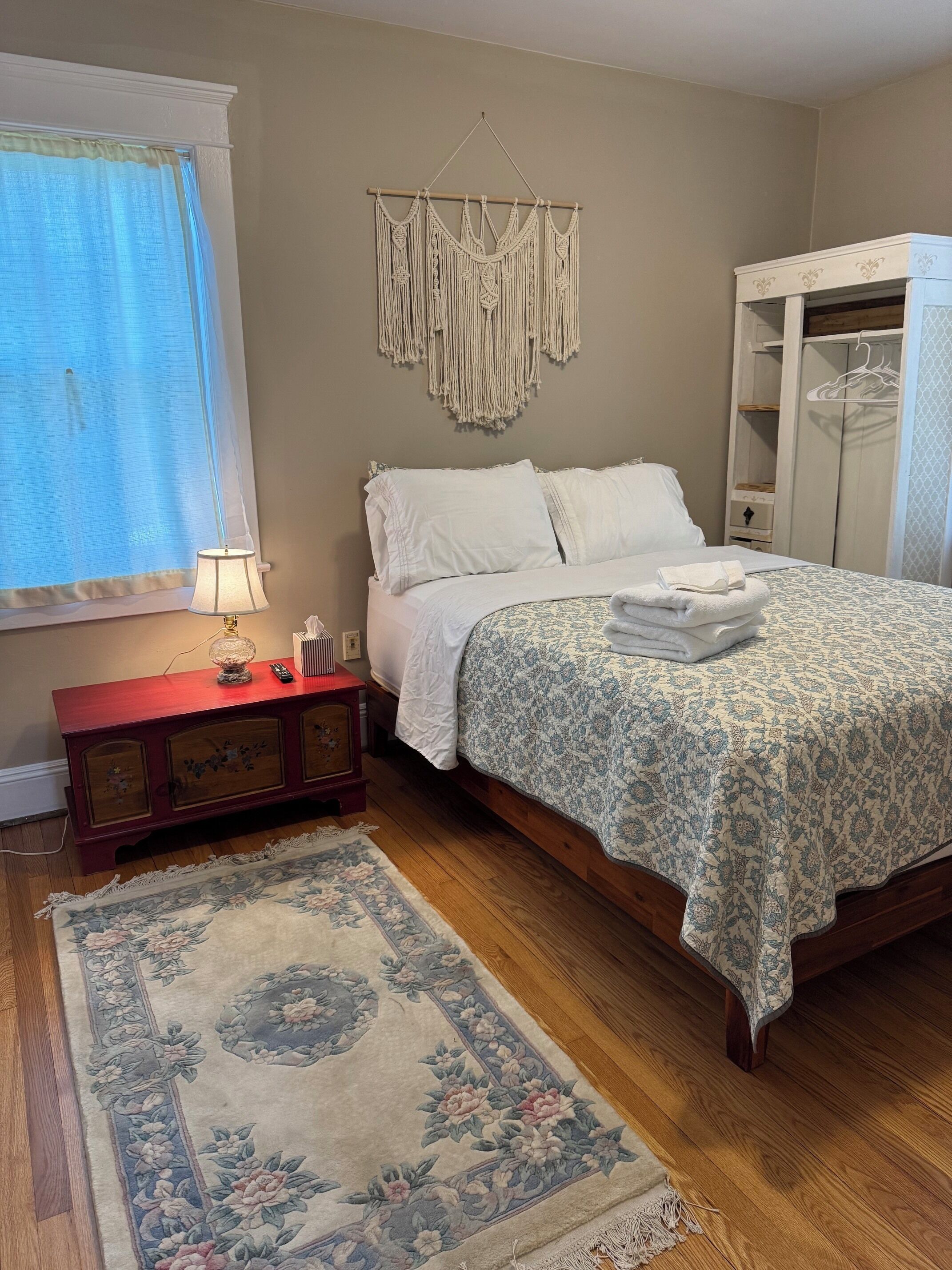 3 bedrooms, internet, bed sheets