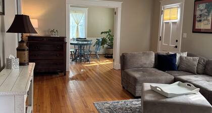 Bluebird on Main-cozy and cheerful 3 bedroom house.