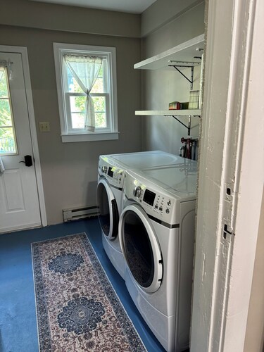 Bluebird on Main-cozy and cheerful 3 bedroom house.