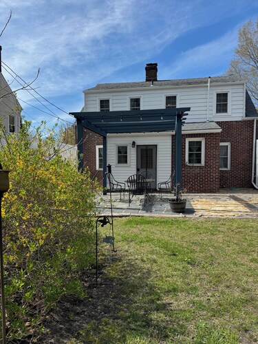 Bluebird on Main-cozy and cheerful 3 bedroom house.