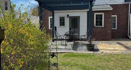 Bluebird on Main-cozy and cheerful 3 bedroom house.