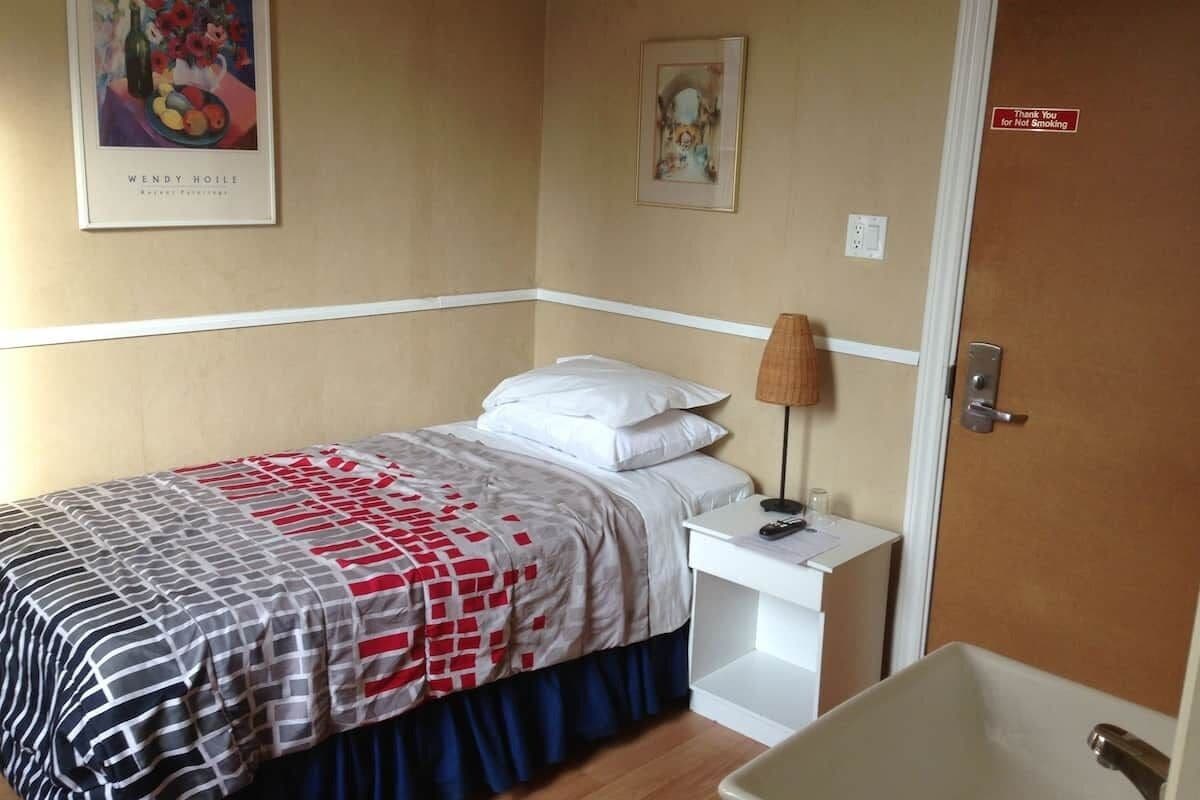 2 habitaciones, tabla de planchar con plancha, internet y ropa de cama 