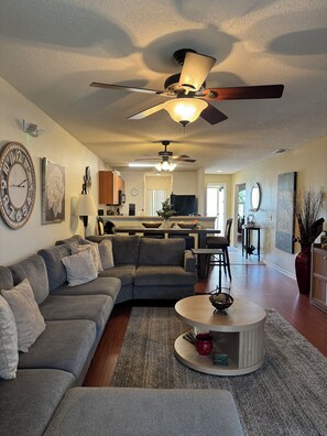 Living area - Ruach Club Peaceful 2BR/2BA Retreat (Poinciana)
