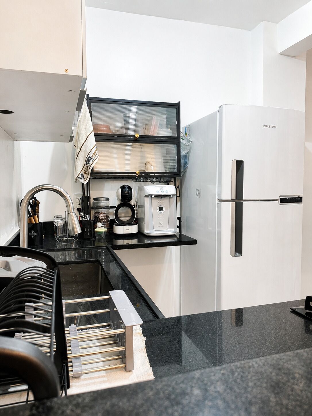 Coffee/tea maker, microwave, stovetop, dining tables