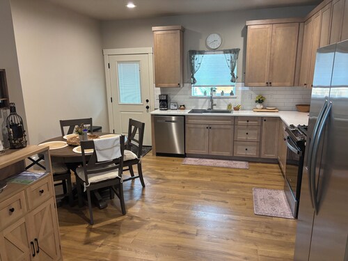NEW Charming 2-bedroom house right across from McKenzie River