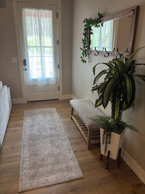 Interior - NEW Charming 2-bedroom house right across from McKenzie River (Blue River)