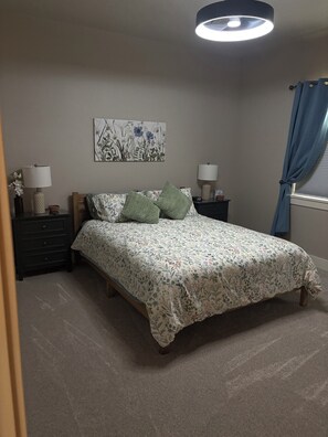 2 bedrooms, iron/ironing board, WiFi, bed sheets - NEW Charming 2-bedroom house right across from McKenzie River (Blue River)