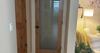 NEW Charming 2-bedroom house right across from McKenzie River