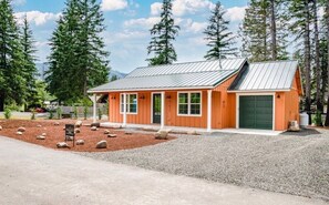Exterior - NEW Charming 2-bedroom house right across from McKenzie River (Blue River)