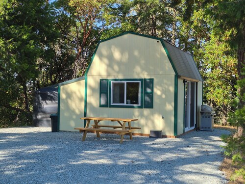 Elk Meadow Hideaway LLC   Minutes away   Worlds apart