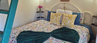 Elk Meadow Hideaway LLC Minutes away Worlds apart