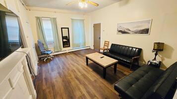Classic-Apartment | Wohnbereich | 40-Zoll-Smart-TV mit Digitalempfang