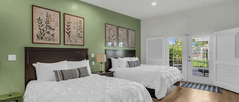 1 habitación, tabla de planchar con plancha y cuna de viaje