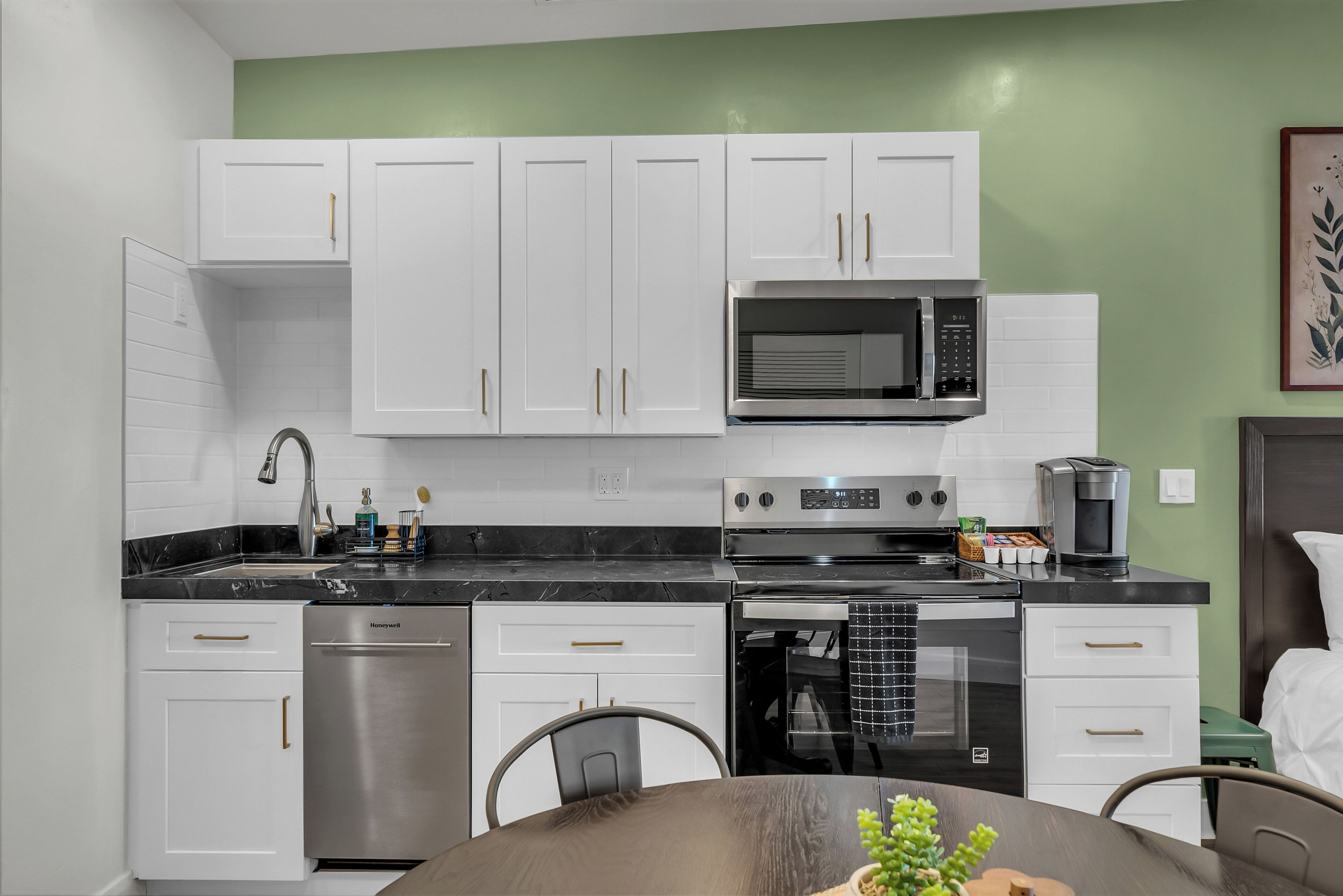 Coffee/tea maker, fridge, microwave, oven