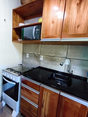 Frigorífic, microones, forn i utensilis de cuina, vaixella i coberteria 