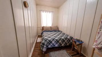 Quarto casal básico, vista para o jardim