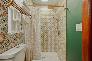 Bathroom - Victorian Antique One Bedroom Unit + Bonus Sunroom (Philadelphia)