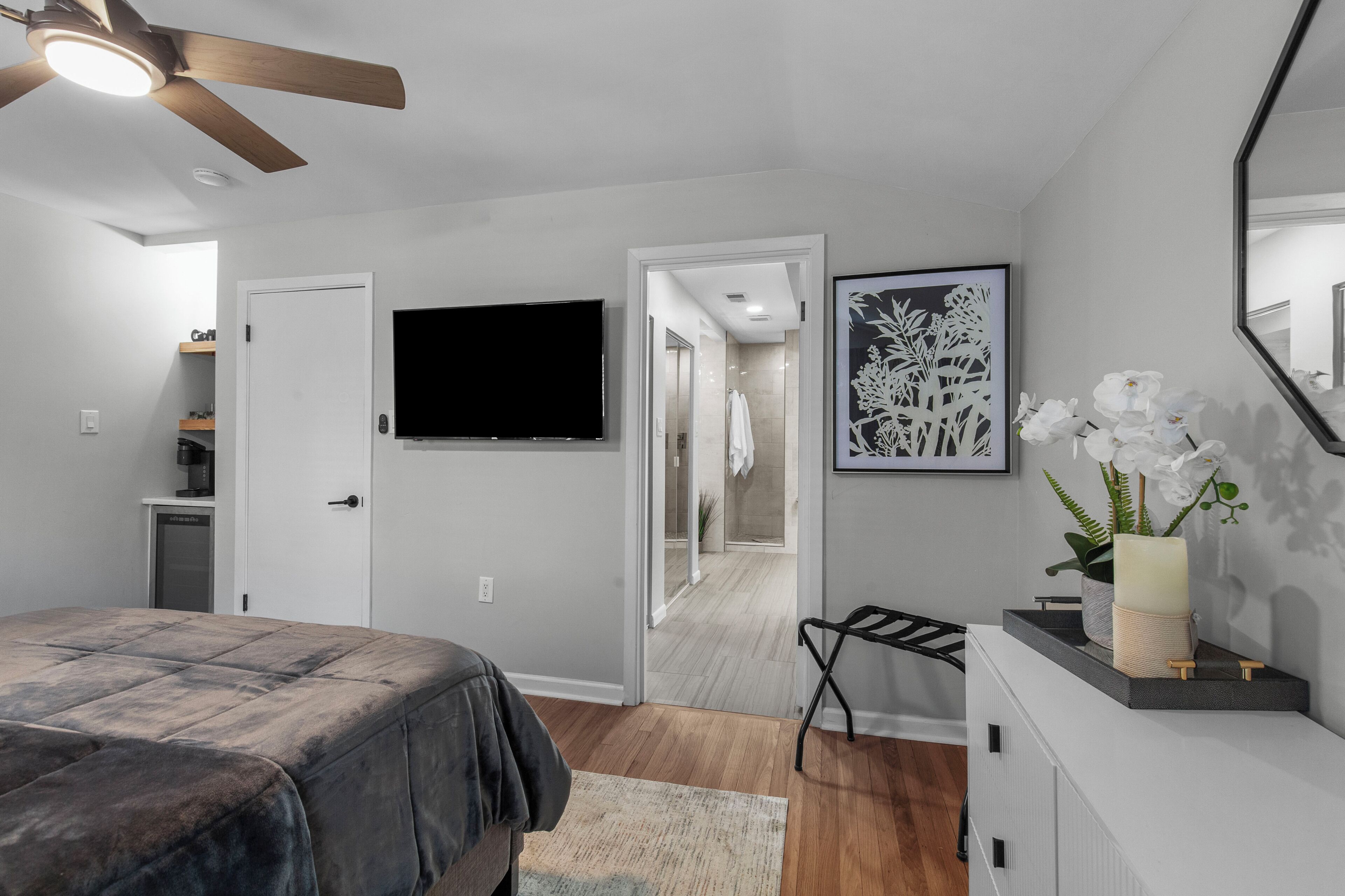 4 bedrooms, iron/ironing board, WiFi, bed sheets