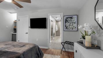 4 bedrooms, iron/ironing board, WiFi, bed sheets