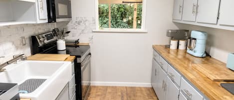 Coffee/tea maker, fridge, microwave, oven