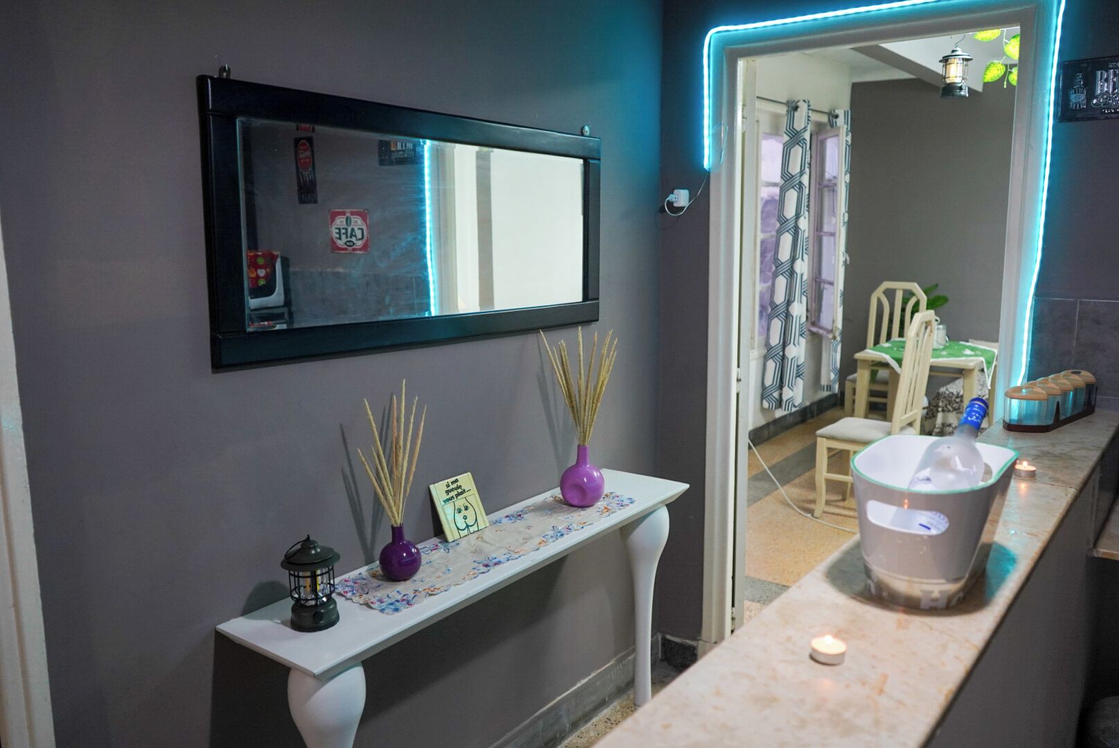 Ein Badezimmer mit Spiegel, Waschtisch, Handtuchhalter, Waschbecken und Toilette.