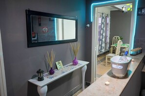 A bathroom with a mirror, a vanity with a towel rack, a sink, and a toilet. - Comfortable Apartment in the Heart of Tunis – Explore the City Easily (Tunis)