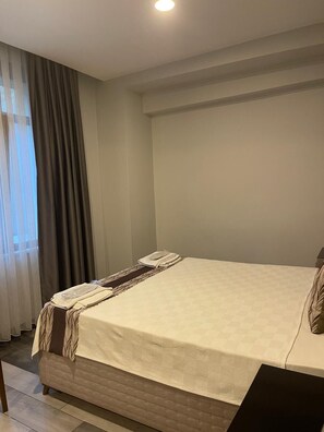 Deluxe Quadruple Room, City View | Wi-fi percuma 