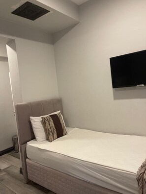 Deluxe Quadruple Room, City View | Wi-fi percuma 