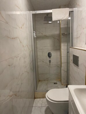 Deluxe Quadruple Room, City View | Bilik Mandi