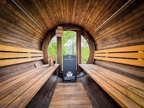 Eine Sauna mit Holzbänken und einer Saunaanlage.