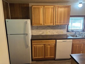 Coffee/tea maker, fridge, microwave, oven - 2-bedroom home in delightful Coldwater with AC (Coldwater)