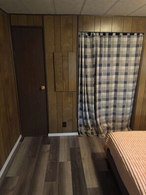Free WiFi, bed sheets - 2-bedroom home in delightful Coldwater with AC (Coldwater)