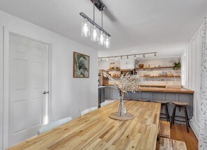 Dining - Charming 3-bedroom house in beautiful Barrington with AC (Barrington)