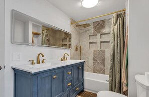 Bathroom - Charming 3-bedroom house in beautiful Barrington with AC (Barrington)